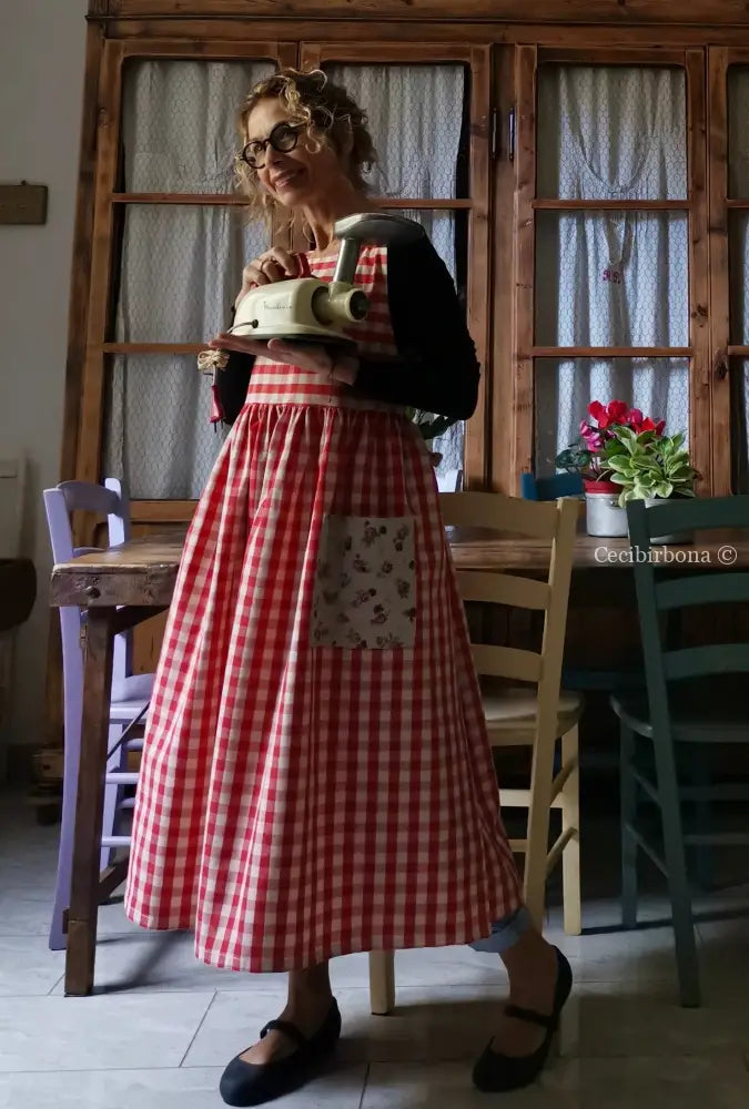 Grembiule da cucina per donna in cotone a quadri rossi e roselline (Ref. 76) grembiule donna tessuti moderni