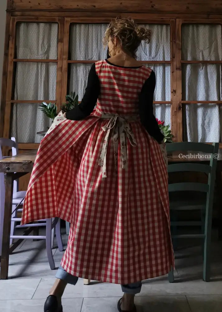 Grembiule da cucina per donna in cotone a quadri rossi e roselline (Ref. 76) grembiule donna tessuti moderni