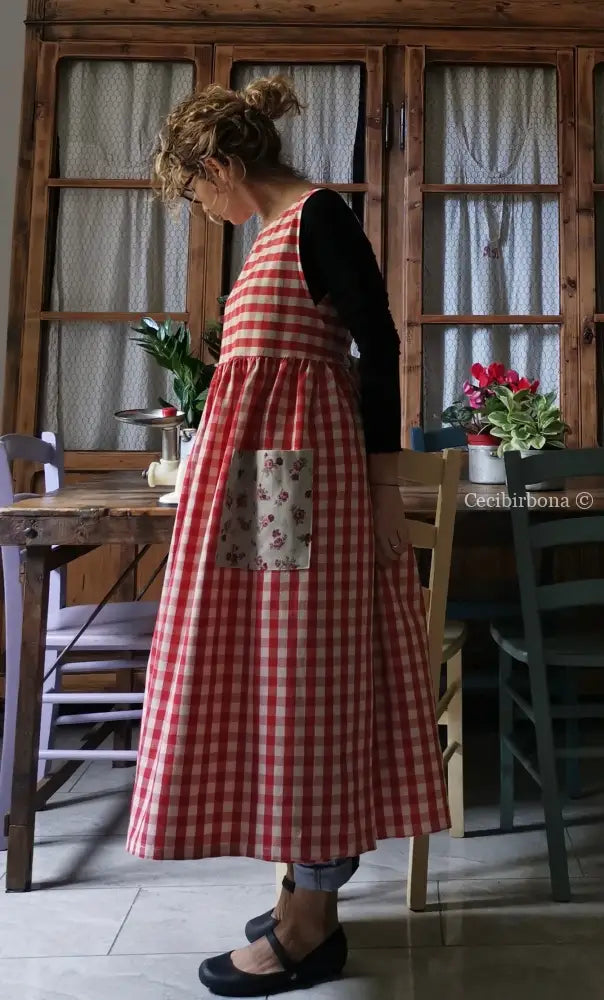 Grembiule da cucina per donna in cotone a quadri rossi e roselline (Ref. 76) grembiule donna tessuti moderni