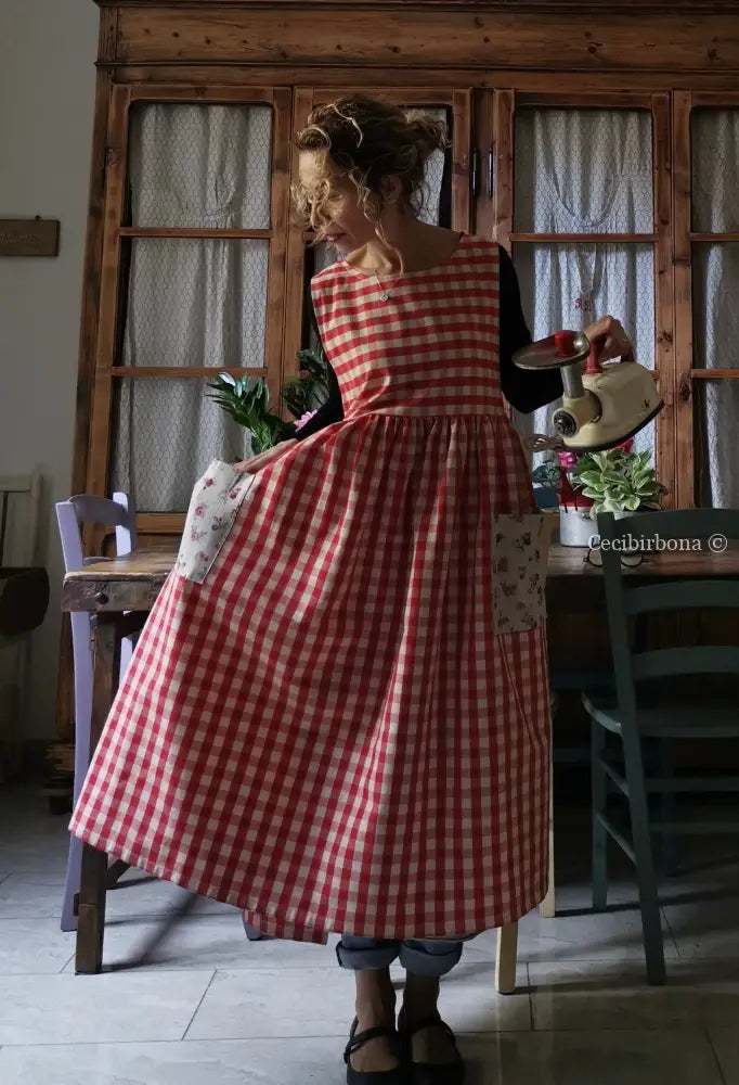 Grembiule da cucina per donna in cotone a quadri rossi e roselline (Ref. 76) grembiule donna tessuti moderni