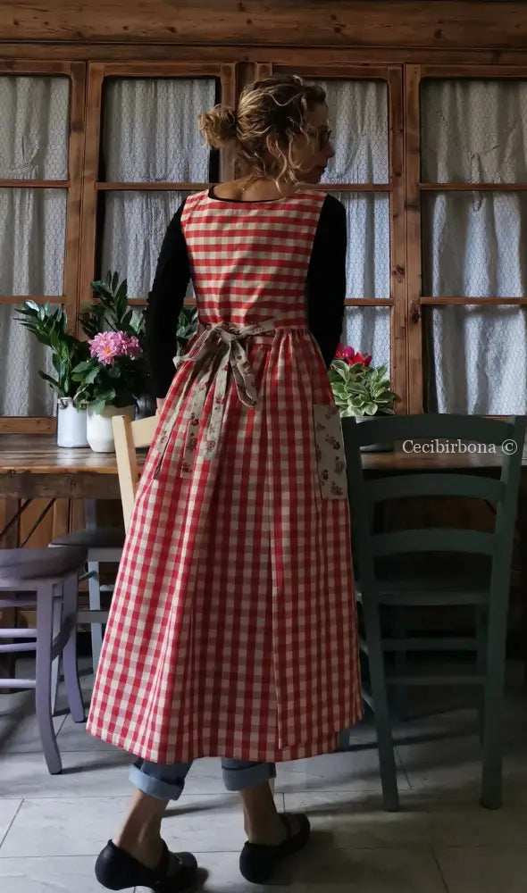 Grembiule da cucina per donna in cotone a quadri rossi e roselline (Ref. 76) grembiule donna tessuti moderni