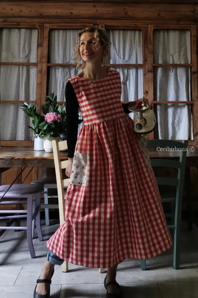 Grembiule da cucina per donna in cotone a quadri rossi e roselline (Ref. 76) grembiule donna tessuti moderni
