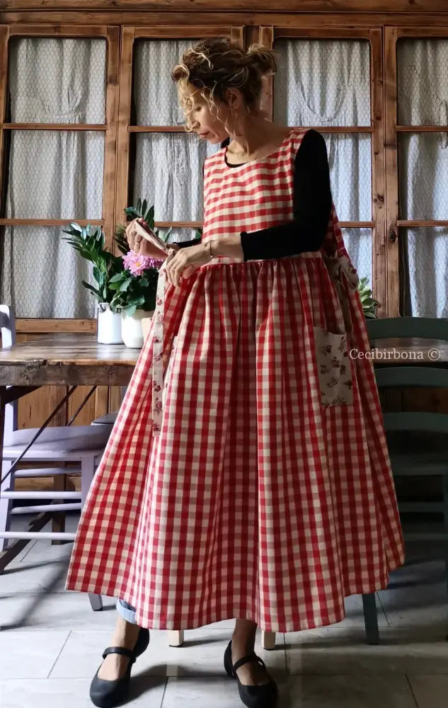 Grembiule da cucina per donna in cotone a quadri rossi e roselline (Ref. 76) grembiule donna tessuti moderni