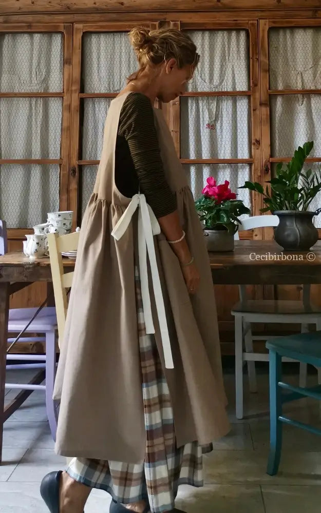 Grembiule donna color tortora con lacci panna (Ref. 43) grembiule donna tessuti moderni