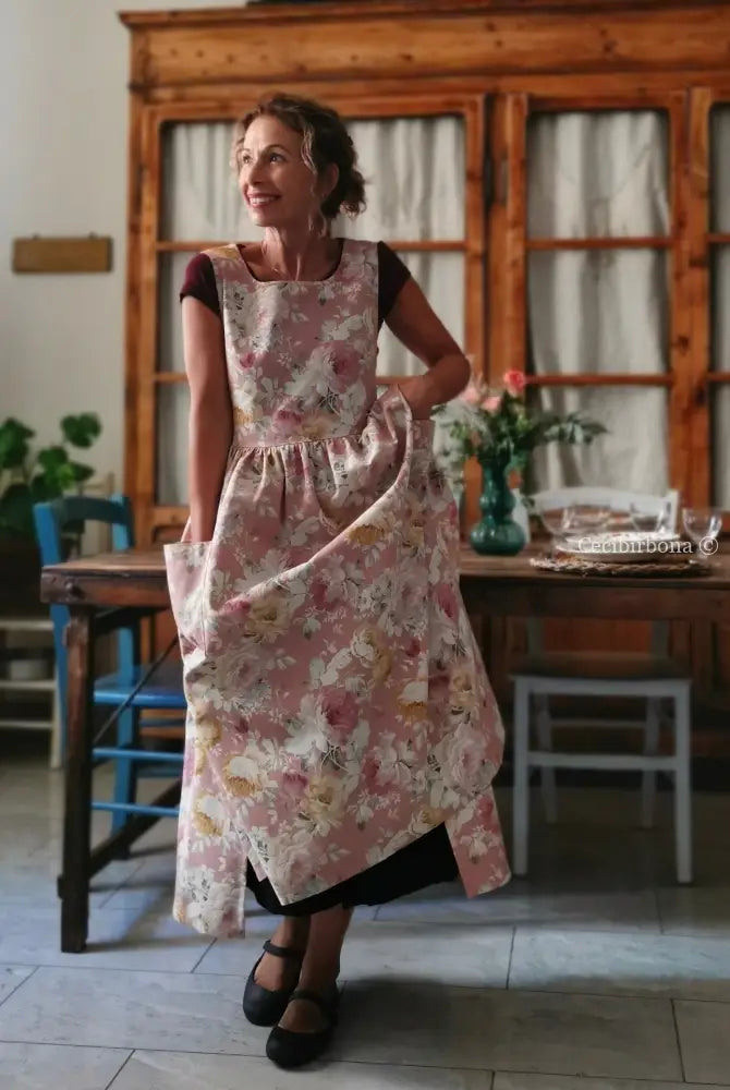 Grembiule floreale su fondo rosa antico (Ref. 529) - grembiule donna tessuti moderni