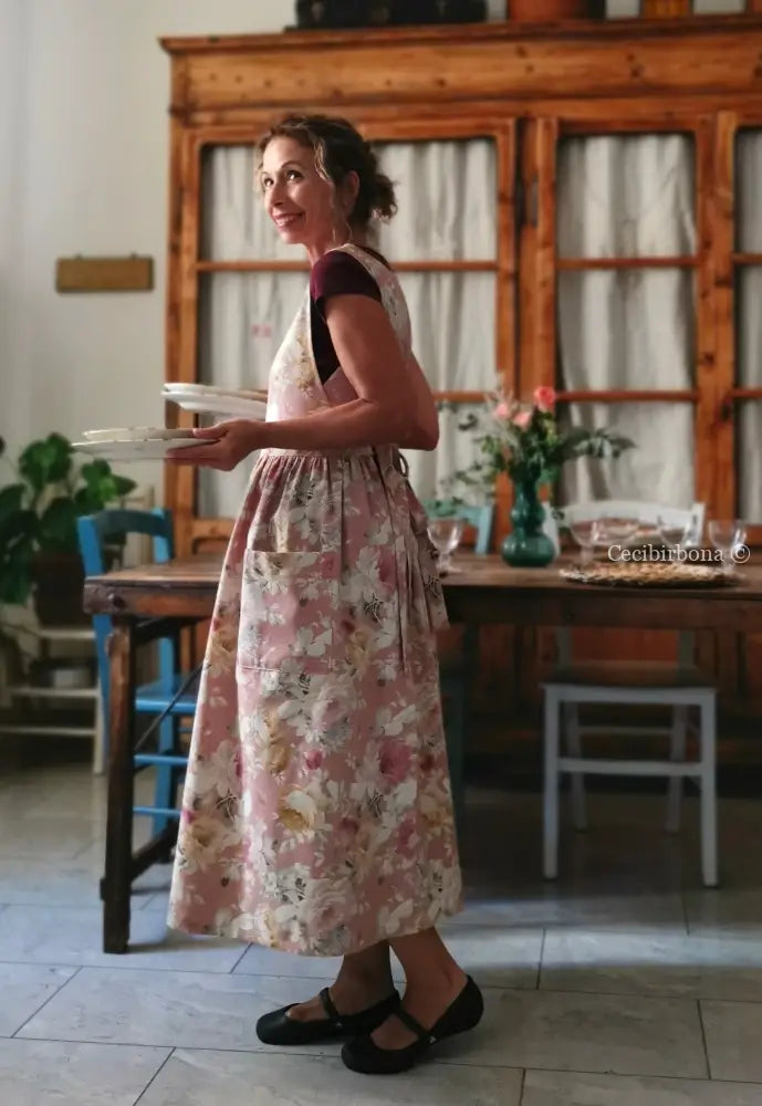 Grembiule floreale su fondo rosa antico (Ref. 529) - grembiule donna tessuti moderni