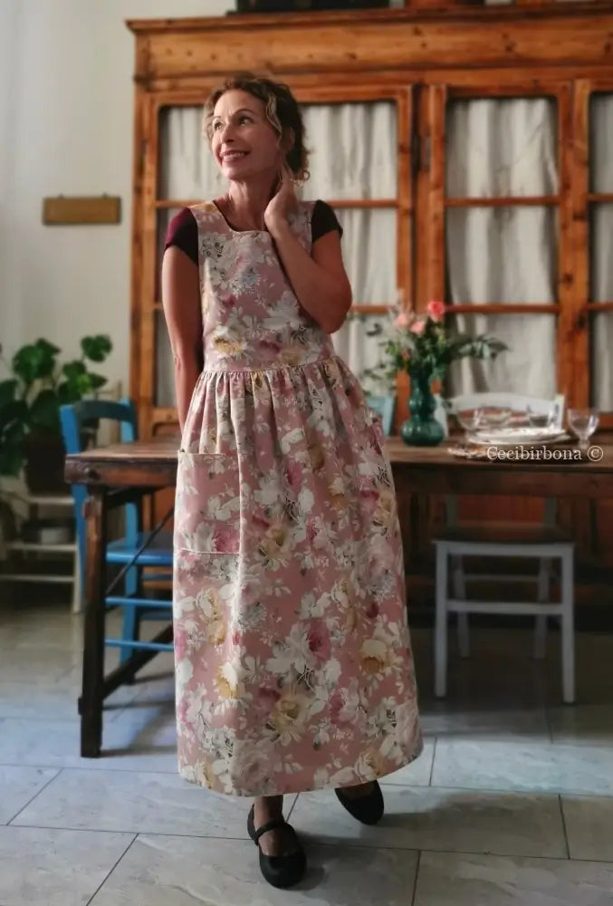 Grembiule floreale su fondo rosa antico (Ref. 529) - grembiule donna tessuti moderni