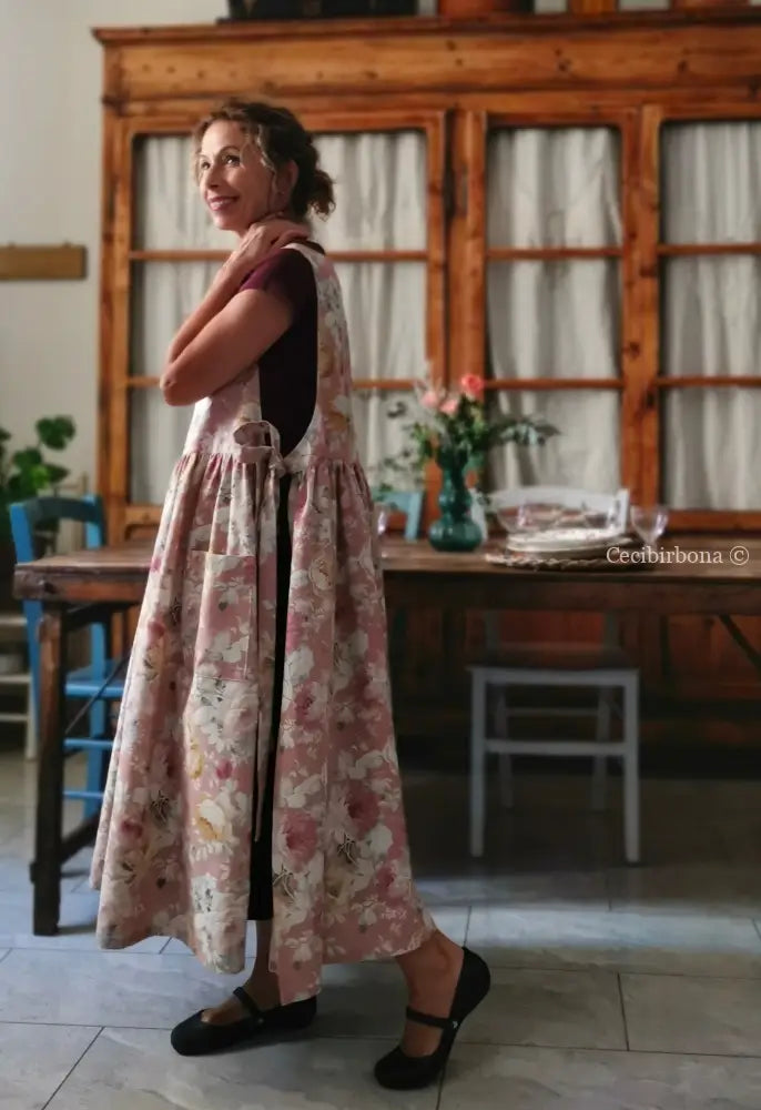 Grembiule floreale su fondo rosa antico (Ref. 529) - grembiule donna tessuti moderni