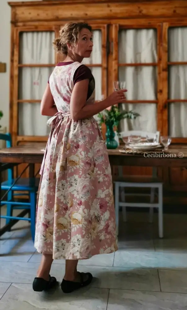 Grembiule floreale su fondo rosa antico (Ref. 529) - grembiule donna tessuti moderni