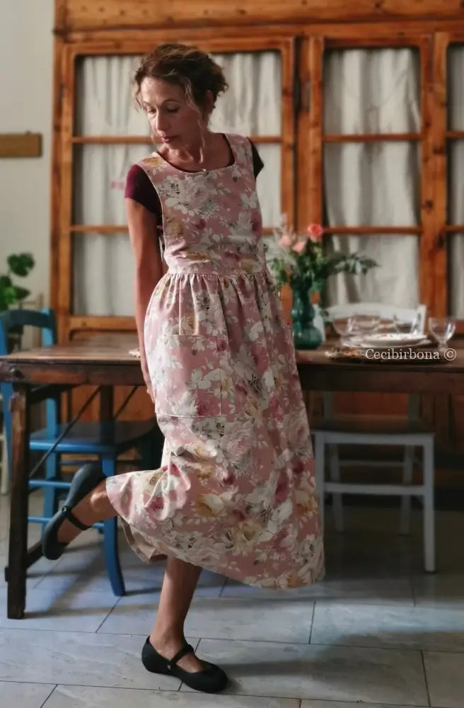 Grembiule floreale su fondo rosa antico (Ref. 529) - grembiule donna tessuti moderni