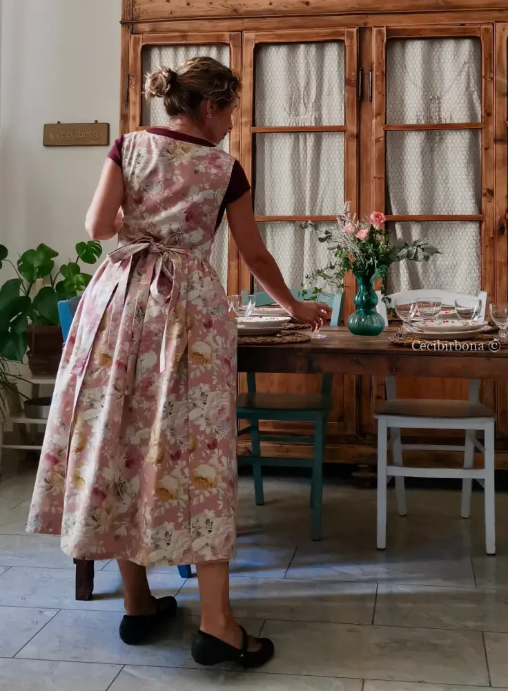 Grembiule floreale su fondo rosa antico (Ref. 529) - grembiule donna tessuti moderni