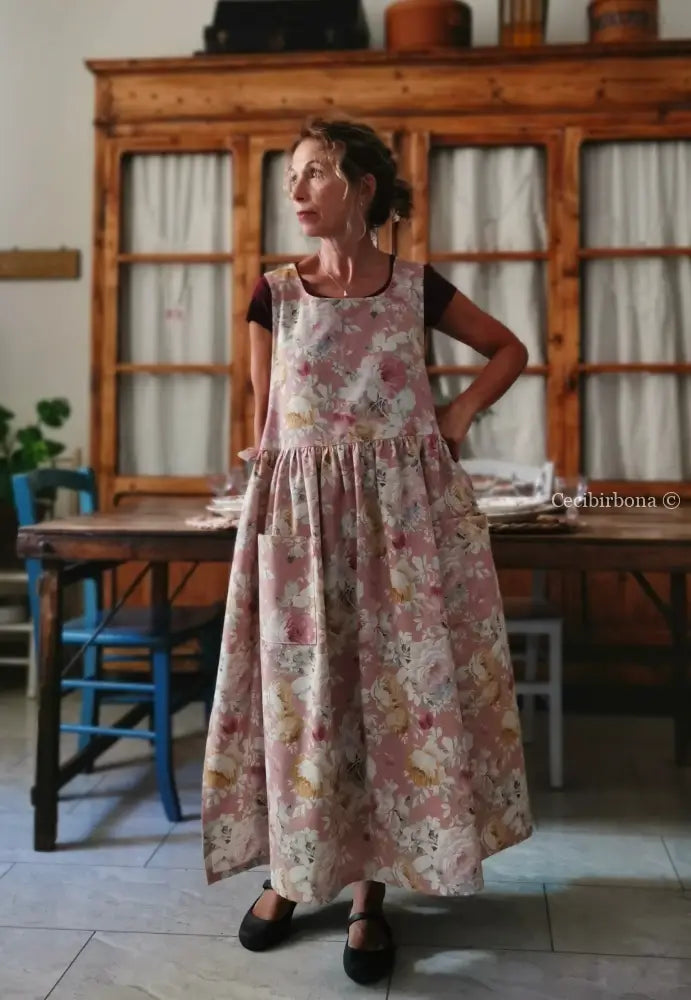 Grembiule floreale su fondo rosa antico (Ref. 529) - grembiule donna tessuti moderni