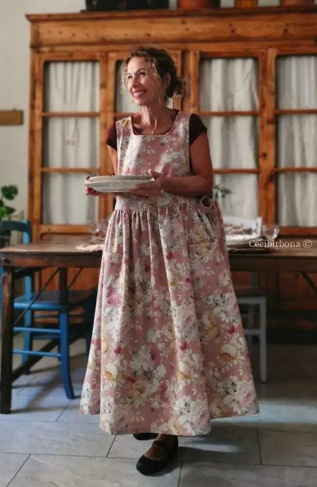 Grembiule floreale su fondo rosa antico (Ref. 529) - grembiule donna tessuti moderni