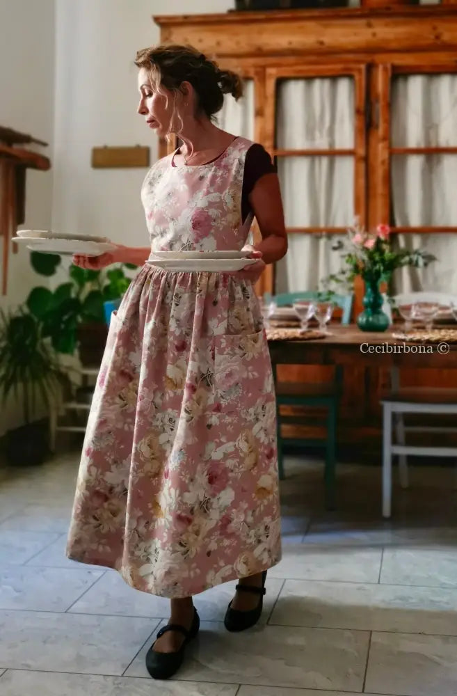 Grembiule floreale su fondo rosa antico (Ref. 529) - grembiule donna tessuti moderni