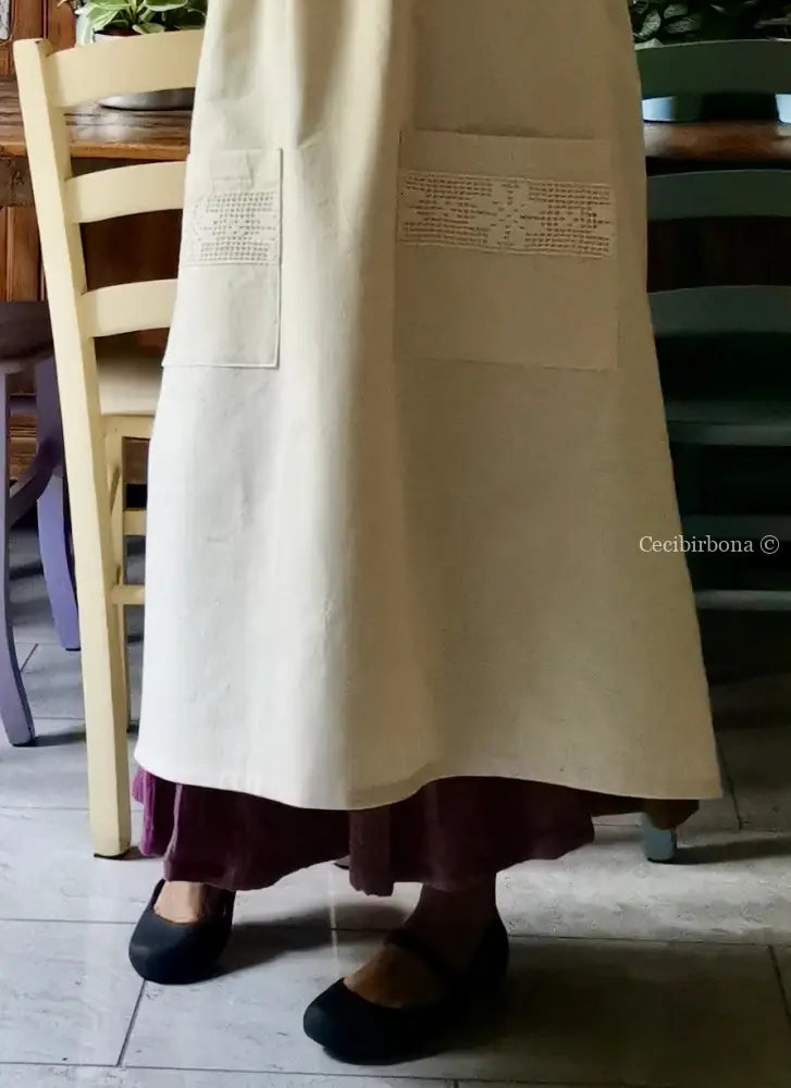 Grembiule impero in ghinea con tasche decorate all’uncinetto (Ref. 165) grembiule donna in tessuto antico