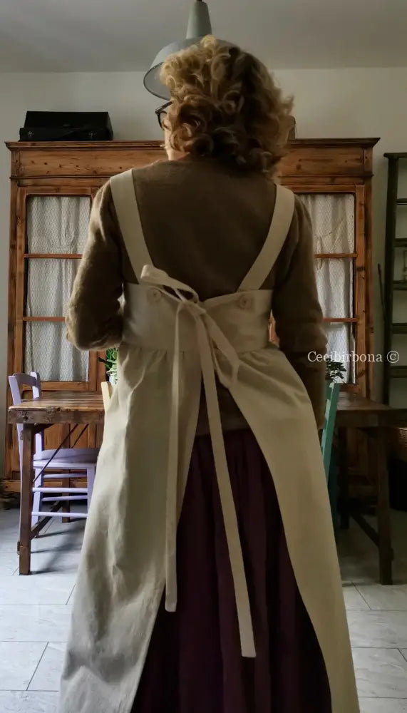 Grembiule impero in ghinea con tasche decorate all’uncinetto (Ref. 165) grembiule donna in tessuto antico