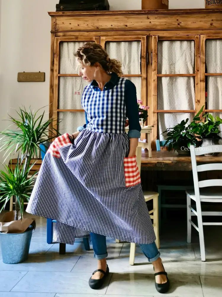 Grembiule in cotone a quadri blu e rossi (Ref. 392) grembiule donna tessuti moderni