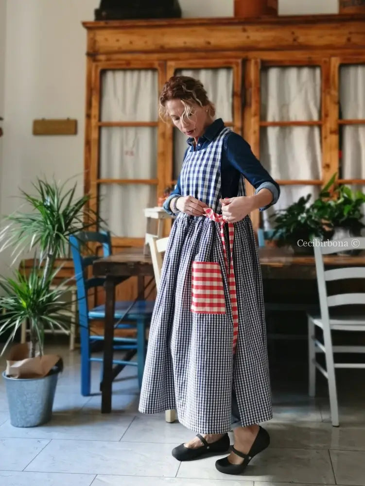 Grembiule in cotone a quadri blu e rossi (Ref. 392) grembiule donna tessuti moderni