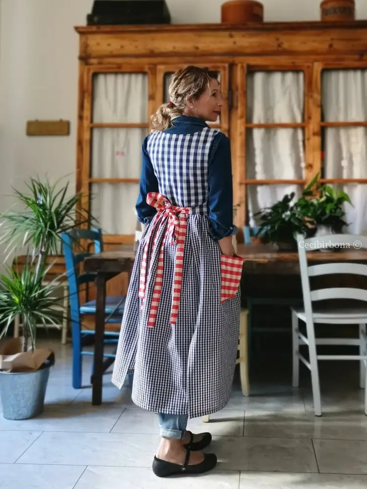 Grembiule in cotone a quadri blu e rossi (Ref. 392) grembiule donna tessuti moderni