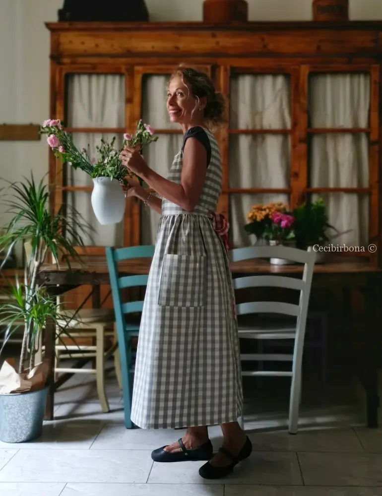 Grembiule in cotone a quadri grigi e rossi (Ref. 432) grembiule donna tessuti moderni