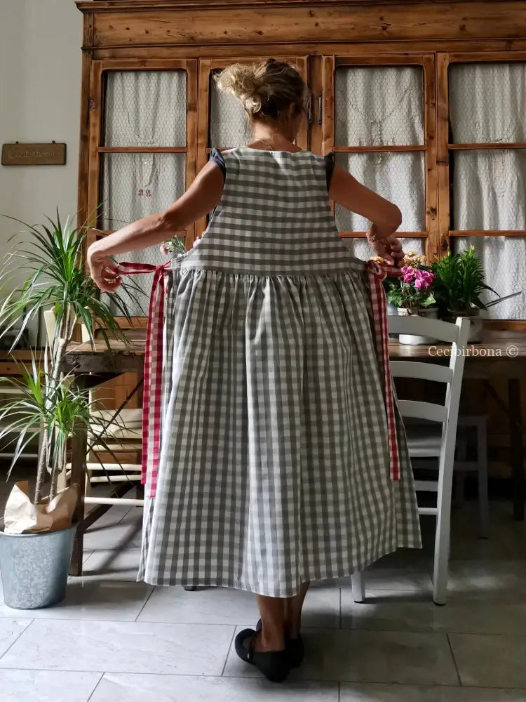 Grembiule in cotone a quadri grigi e rossi (Ref. 432) grembiule donna tessuti moderni