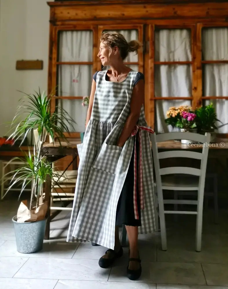 Grembiule in cotone a quadri grigi e rossi (Ref. 432) grembiule donna tessuti moderni