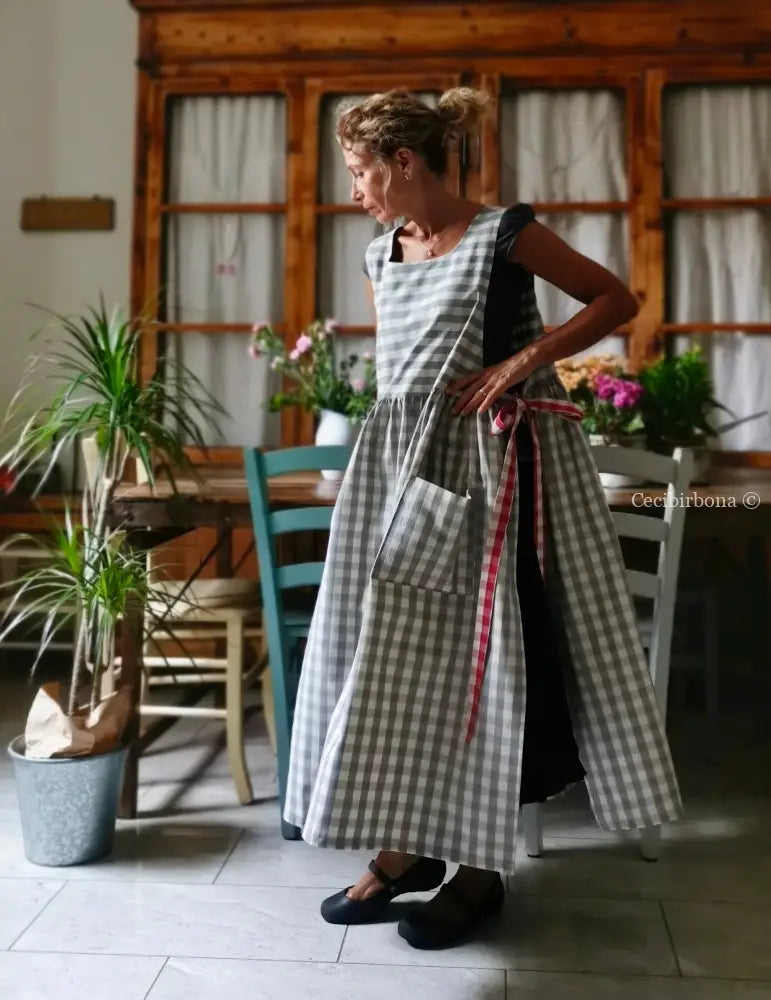 Grembiule in cotone a quadri grigi e rossi (Ref. 432) grembiule donna tessuti moderni