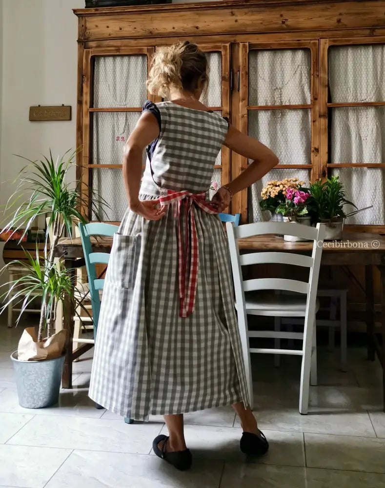 Grembiule in cotone a quadri grigi e rossi (Ref. 432) grembiule donna tessuti moderni