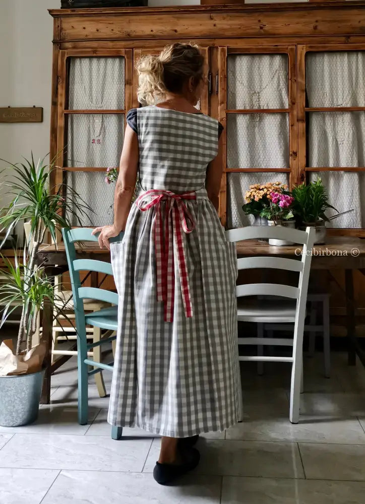 Grembiule in cotone a quadri grigi e rossi (Ref. 432) grembiule donna tessuti moderni