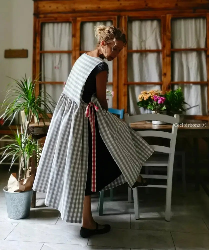 Grembiule in cotone a quadri grigi e rossi (Ref. 432) grembiule donna tessuti moderni