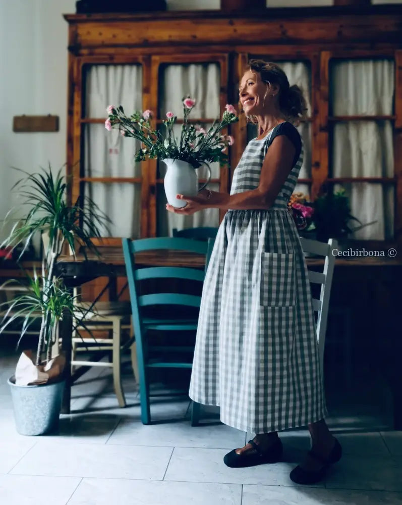 Grembiule in cotone a quadri grigi e rossi (Ref. 432) grembiule donna tessuti moderni