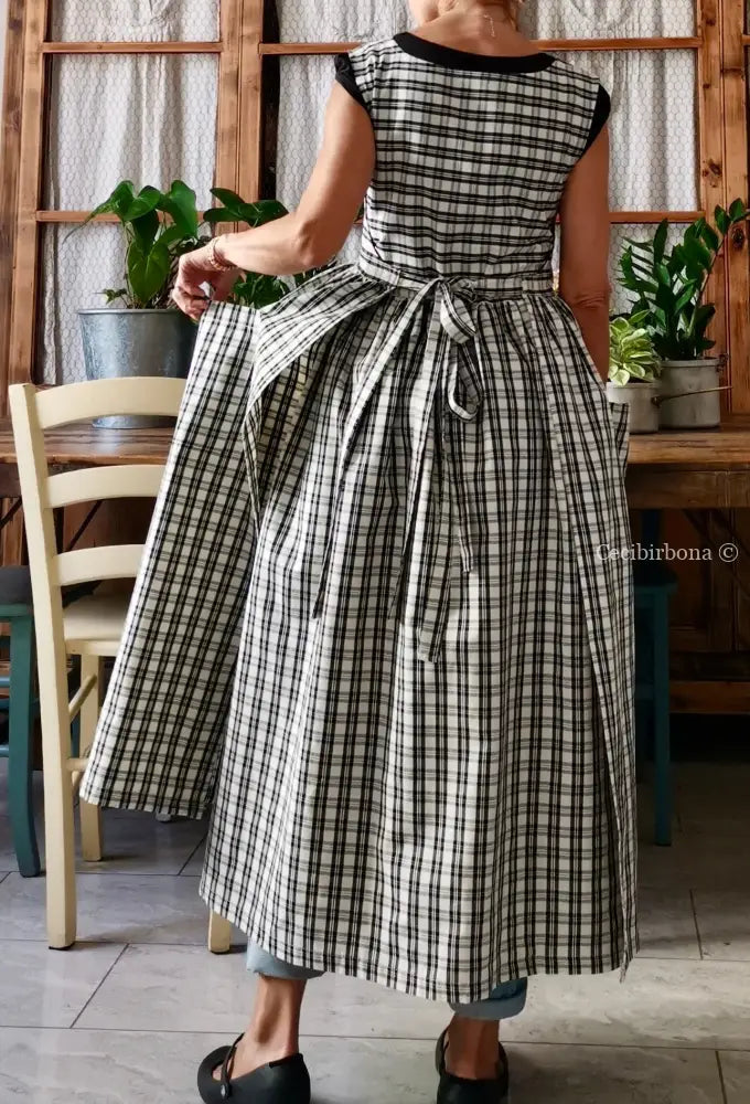 Grembiule in cotone a quadri tartan neri e panna (Ref. 182) grembiule donna tessuti moderni