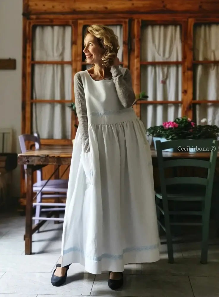 Grembiule in cotone e lino con passamaneria celeste (Ref. 157) grembiule donna in tessuto antico