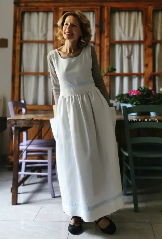 Grembiule in cotone e lino con passamaneria celeste (Ref. 157) grembiule donna in tessuto antico