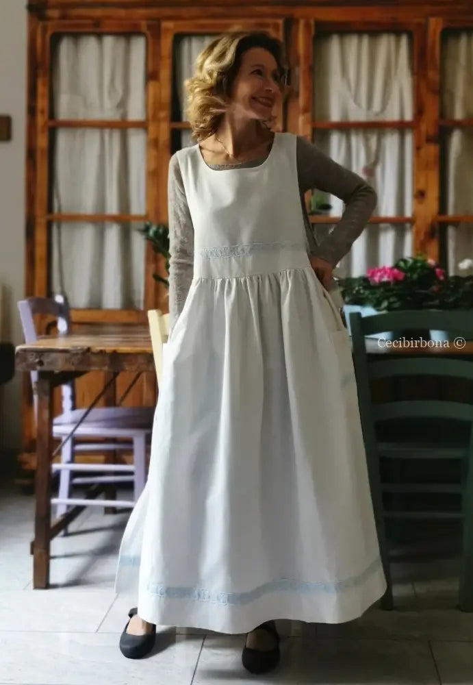 Grembiule in cotone e lino con passamaneria celeste (Ref. 157) grembiule donna in tessuto antico