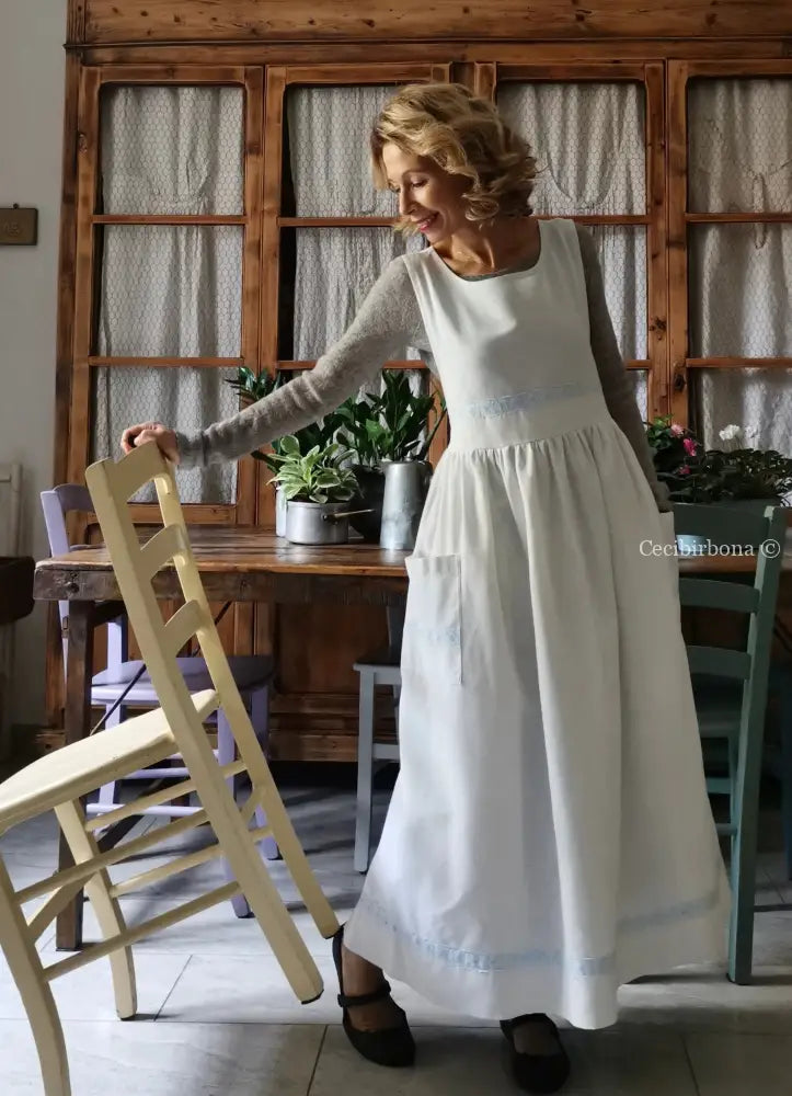 Grembiule in cotone e lino con passamaneria celeste (Ref. 157) grembiule donna in tessuto antico