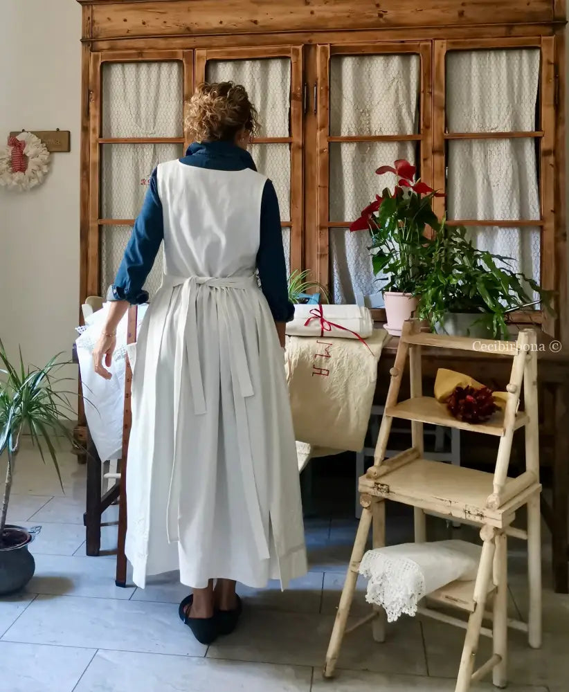 Grembiule in cotone ricamato con motivo a fiori e monogramma MP (Ref. 475) grembiule donna tessuti antichi