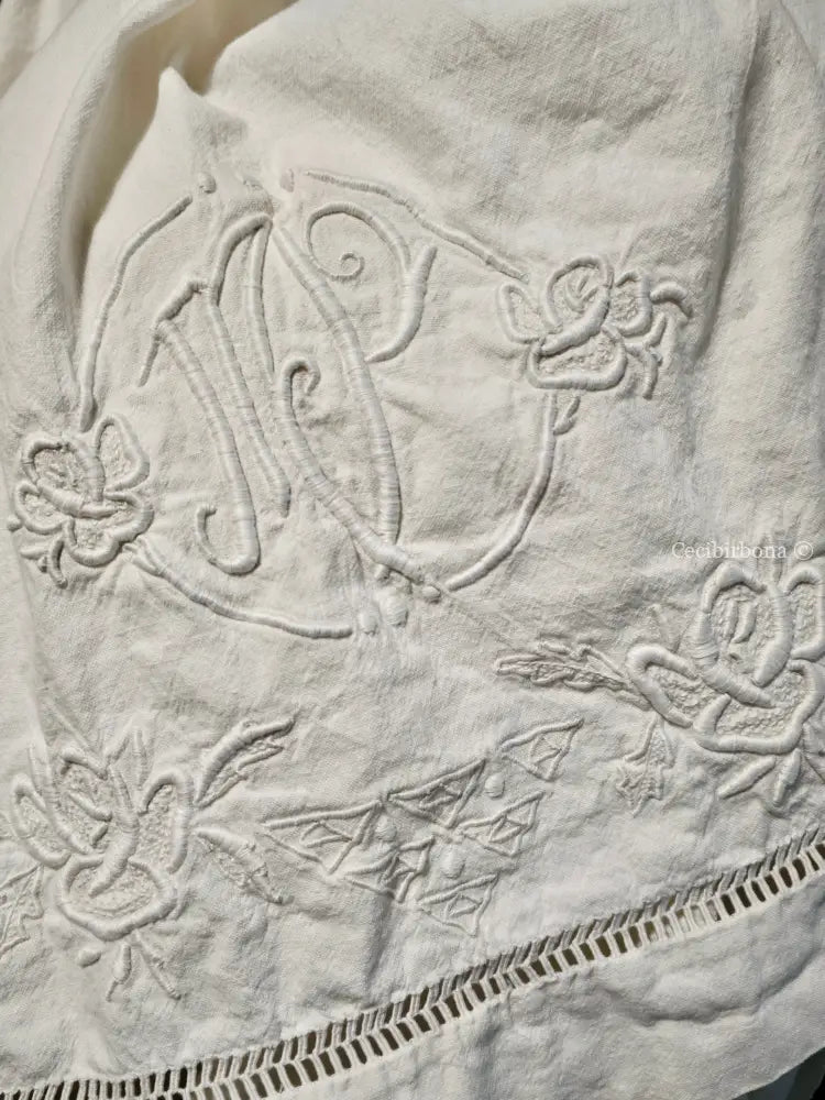 Grembiule in cotone ricamato con motivo a fiori e monogramma MP (Ref. 475) grembiule donna tessuti antichi