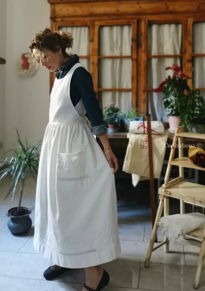 Grembiule in cotone ricamato con motivo a fiori e monogramma MP (Ref. 475) grembiule donna tessuti antichi