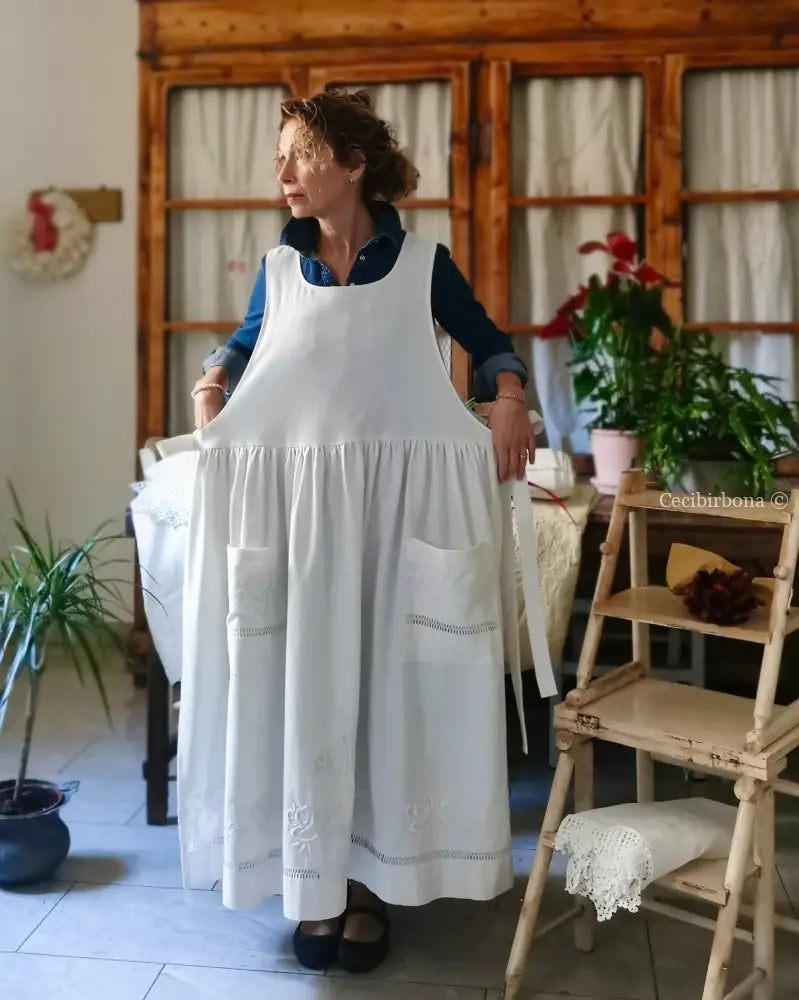 Grembiule in cotone ricamato con motivo a fiori e monogramma MP (Ref. 475) grembiule donna tessuti antichi