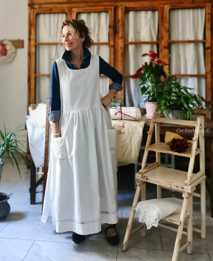 Grembiule in cotone ricamato con motivo a fiori e monogramma MP (Ref. 475) grembiule donna tessuti antichi