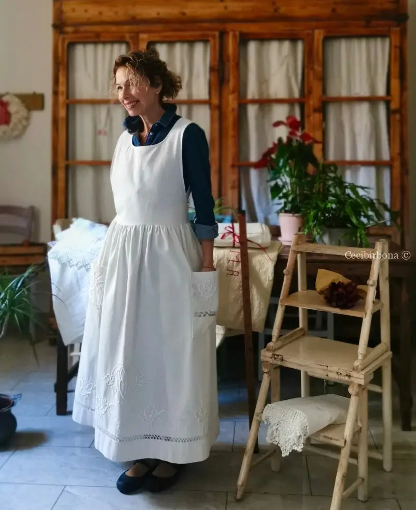 Grembiule in cotone ricamato con motivo a fiori e monogramma MP (Ref. 475) grembiule donna tessuti antichi