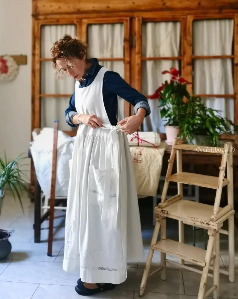 Grembiule in cotone ricamato con motivo a fiori e monogramma MP (Ref. 475) grembiule donna tessuti antichi