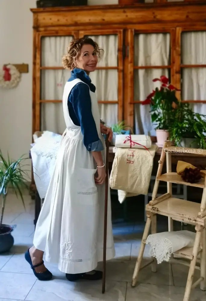 Grembiule in cotone ricamato con motivo a fiori e monogramma MP (Ref. 475) grembiule donna tessuti antichi