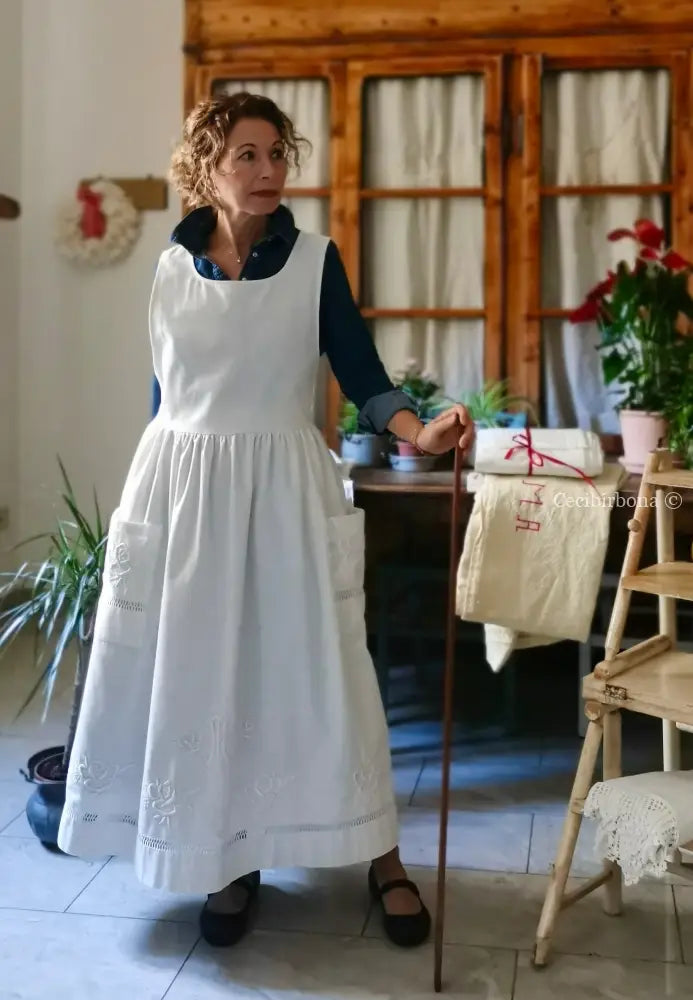 Grembiule in cotone ricamato con motivo a fiori e monogramma MP (Ref. 475) grembiule donna tessuti antichi