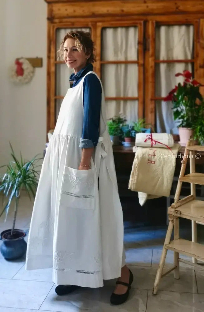 Grembiule in cotone ricamato con motivo a fiori e monogramma MP (Ref. 475) grembiule donna tessuti antichi