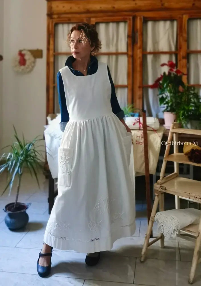 Grembiule in cotone ricamato con motivo a fiori e monogramma MP (Ref. 475) grembiule donna tessuti antichi