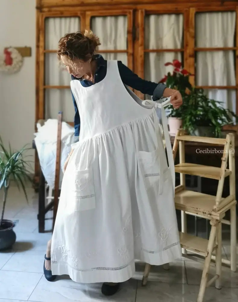 Grembiule in cotone ricamato con motivo a fiori e monogramma MP (Ref. 475) grembiule donna tessuti antichi