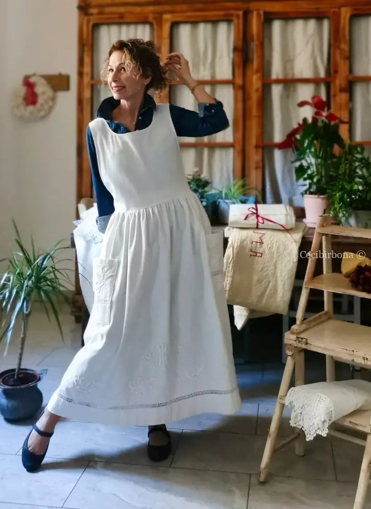 Grembiule in cotone ricamato con motivo a fiori e monogramma MP (Ref. 475) grembiule donna tessuti antichi