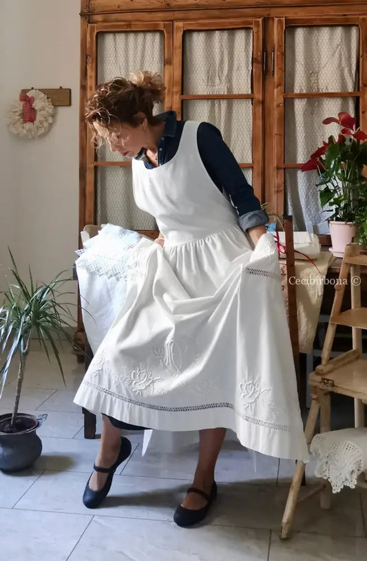 Grembiule in cotone ricamato con motivo a fiori e monogramma MP (Ref. 475) grembiule donna tessuti antichi